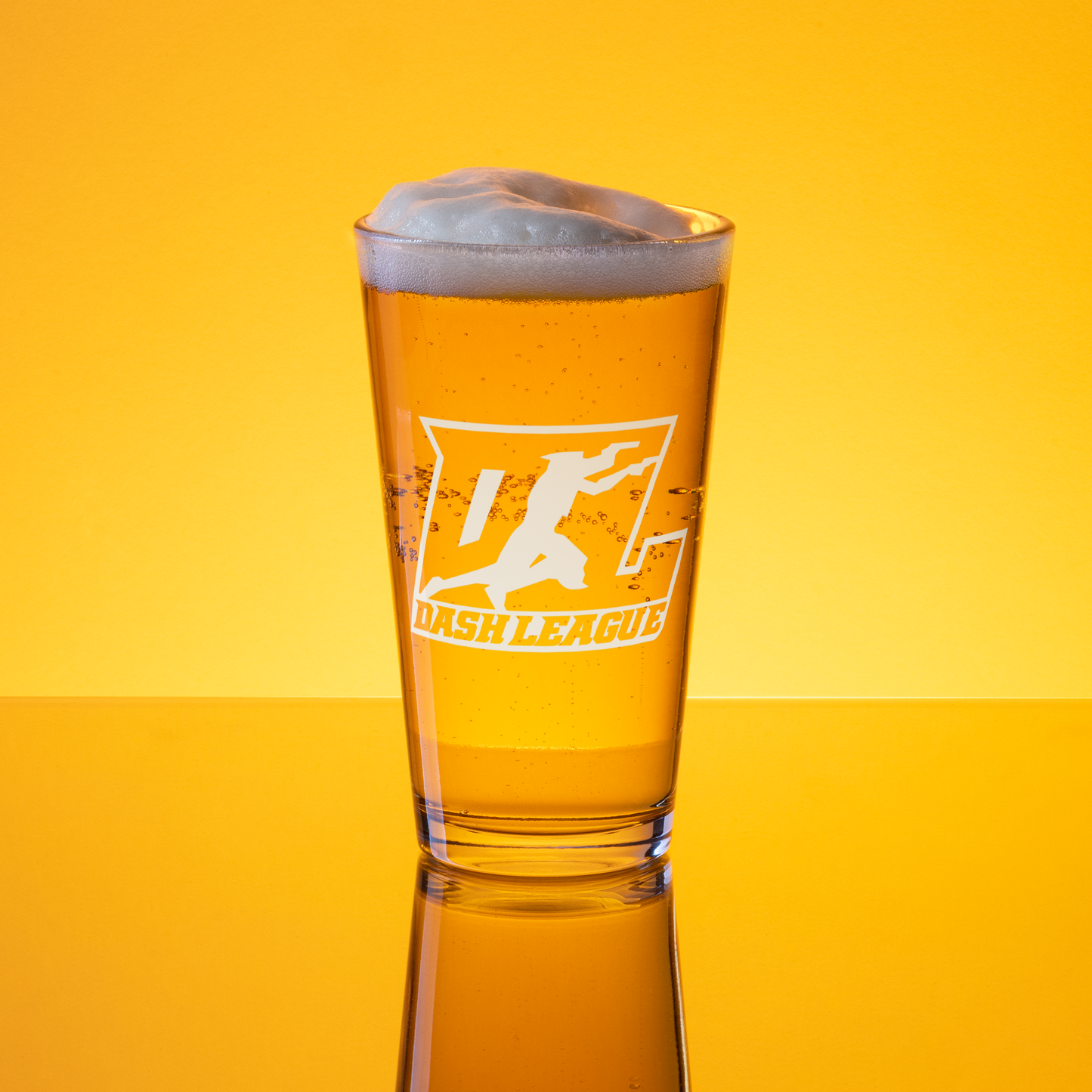 Vaso de pinta con contorno blanco y logotipo DL