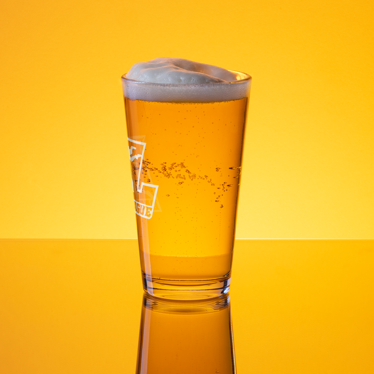 Vaso de pinta con contorno blanco y logotipo DL