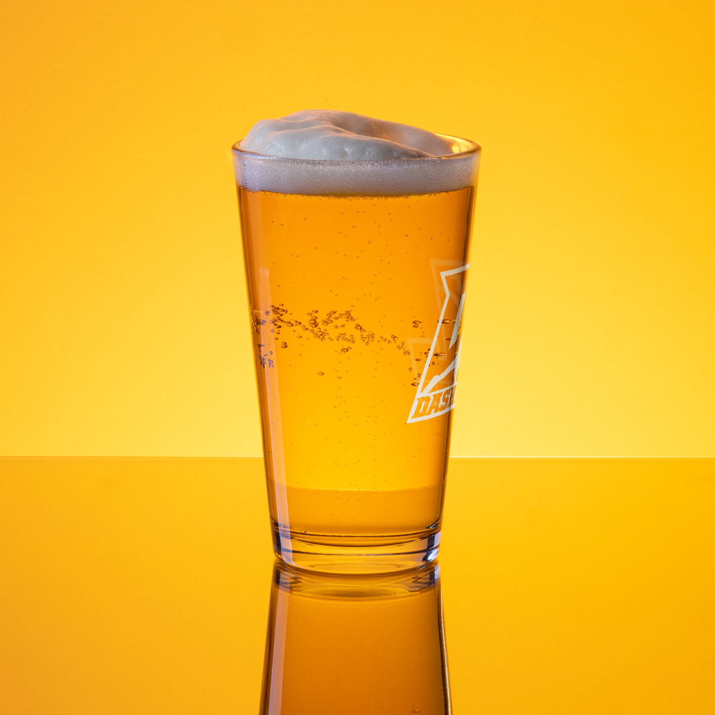 Vaso de pinta con contorno blanco y logotipo DL