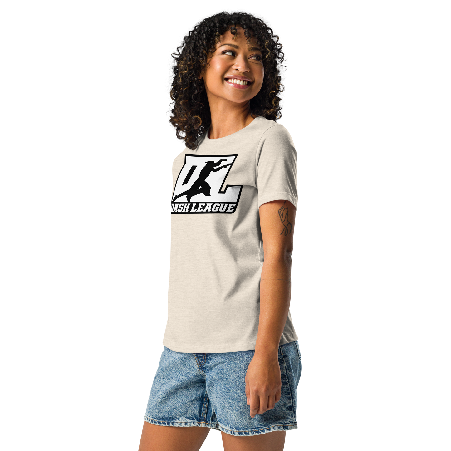 Camiseta relajada para mujer blanca con logotipo DL en contorno negro (parte delantera y trasera)